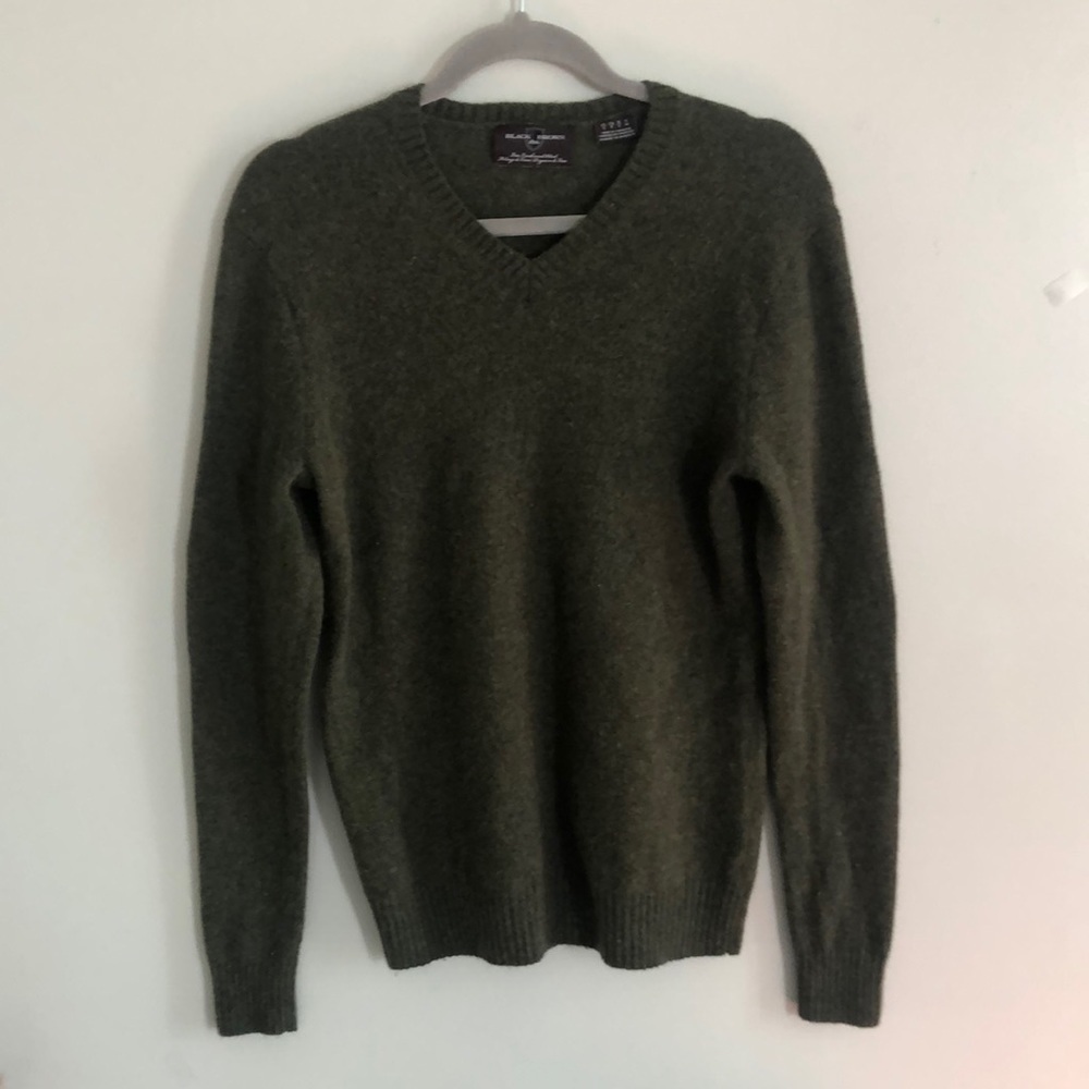 Black  Brown 1826 lambs wool blend forest green size S - M V neck Pul…